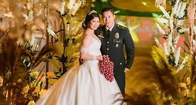 필리핀에서 결혼식을 올린 신랑과 신부가 양파 다발을 부케로 들고 있다. BBC 캡처