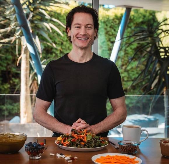 18세 몸으로 ‘회춘’ 위해 매년 200만 달러(약 25억원)을 투자 중인 미국의 억만장자 브라이언 존슨(45). 브라이언 존슨 SNS 캡처