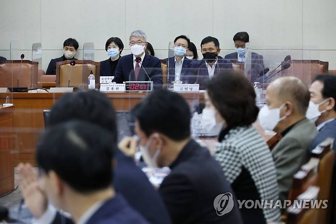 연금개혁특별위원회 참석한 김용하·김연명 공동위원장 (서울=연합뉴스) 임화영 기자 = 김용하(왼쪽)·김연명 민간자문위원회 공동위원장이 3일 오후 국회에서 열린 연금개혁특별위원회 전체회의에 참석하고 있다. 2023.1.3 hwayoung7@yna.co.kr