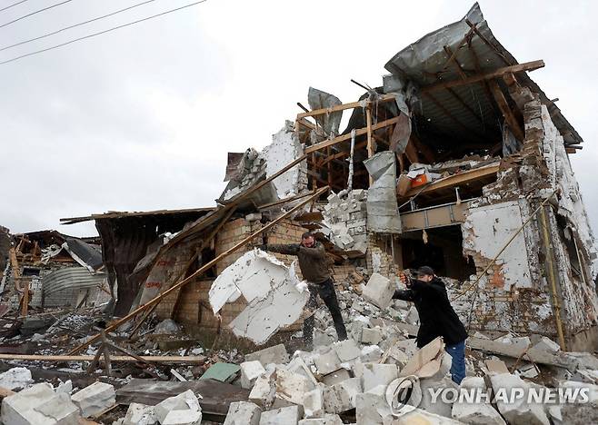 키이우 외곽 마을에서 공습에 무너진 건물 잔해 치우는 주민들 [로이터 연합뉴스 자료사진. 재판매 및 DB 금지]