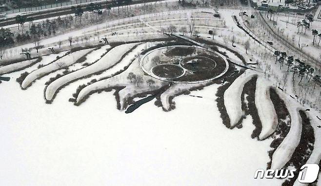 공원 위로 하얀 눈이 쌓여 있다. ⓒ News1 김기남 기자