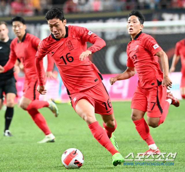 벤투 감독이 이끄는 A대표팀과 카메룬의 평가전이 27일 서울월드컵경기장에서 열렸다. 돌파를 시도하는 황의조의 모습. 상암=허상욱 기자wook@sportschosun.com/2022.09.27/