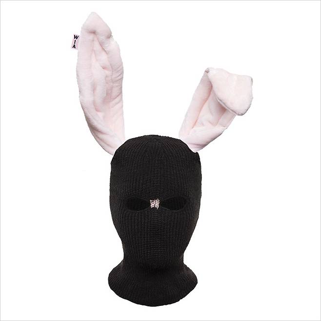 W.I.A 컬렉션 뉴진스의 신곡 ‘OMG’ 뮤직비디오에 등장한 ‘핫’한 토끼 모자! Y2K 패션을 200% 완성하고 싶다면 W.I.A 컬렉션을 기억하라.