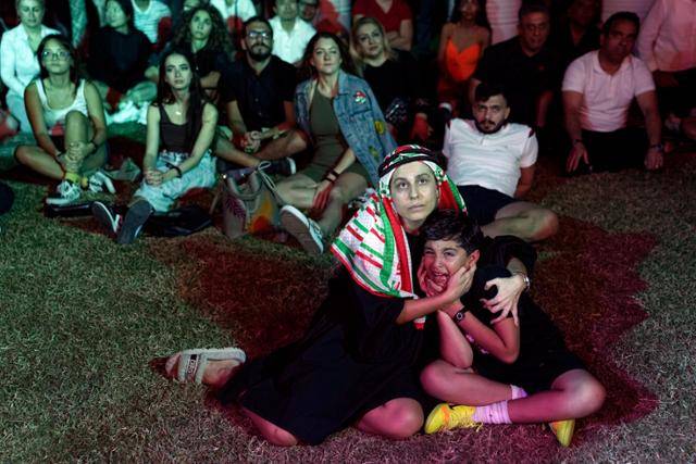 아랍에미리트(UAE) 두바이에서 한 어린이가 지난해 11월 30일(현지시간) 2022 국제축구연맹(FIFA) 카타르 월드컵 조별리그 B조 3차전 미국과 이란의 경기에서 이란이 패하자 울음을 터뜨리고 있다. 두바이=AP 연합뉴스