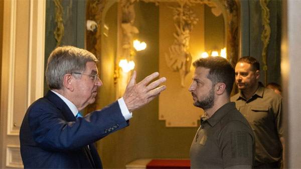 작년 7월 젤렌스키 우크라이나 대통령(오른쪽)이 바흐 IOC 위원장과 대화하는 모습 [사진제공 : 연합뉴스]