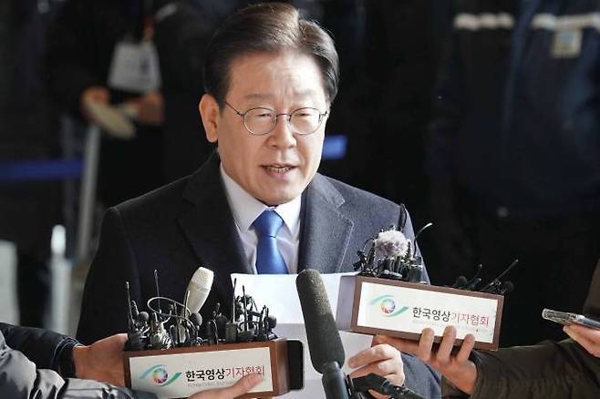 이재명 더불어민주당 대표가 28일 오전 서울 서초구 서울중앙지검에 '대장동·위례신도시 개발 특혜'의혹 피의자 신분으로 관련 조사를 받기 위해 출석하고 있다.&nbsp; 사진=임형택 기자