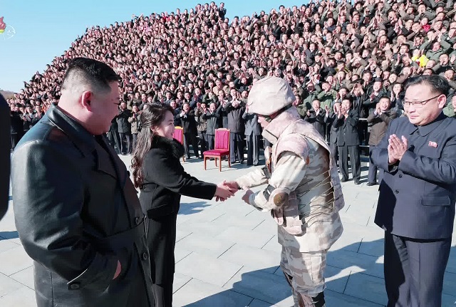 북한 김정은 국무위원장의 딸 김주애가 지난해 11월 대륙간탄도미사일(ICBM) '화성-17형' 발사에 참여한 장창하 국방과학원장과 악수하고 있다. 조선중앙TV 화면