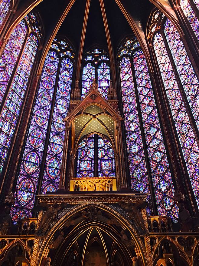 세계에서 가장 아름다운 스테인드 글라스로 유명한 파리의 생트 샤펠은 루이9세가 건립을 지시한 건물이다. 예수의 가시면류관을 비잔틴 제국으로부터 구매한 뒤, 이에 걸맞는 공간이 필요했기 때문이다.  생트 샤펠을 건립에 4만 리브르가 들었다. 가시면류관은 그 세배에 달하는 13만 5000리브르에 사들였다. 성왕 루이의 신실함을 엿볼 수 있는 대목이다.