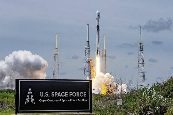 2021년 6월 미 우주군 케이프커내버럴 기지에서 팰컨9 로켓을 발사하는 모습. 본 기사와 관련 없음 [사진 = 미
