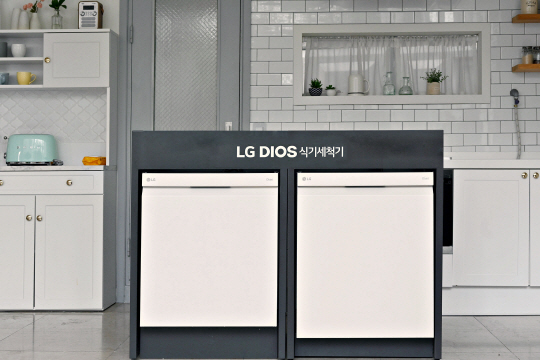 LG전자가 최대 110개 식기를 한 번에 세척할 수 있는 14인용 디오스 오브제컬렉션 식기세척기 신제품을 출시했다. LG전자 제공