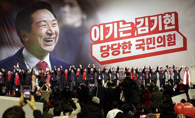 국민의힘 당권 주자 김기현 의원이 28일 오후 경기도 부천시 중동 부천체육관에서 열린 '이기는 김기현 캠프 수도권 통합 출정식'에서 동료 의원들과 승리를 다짐하며 팔을 들어 올리고 있다. [연합]