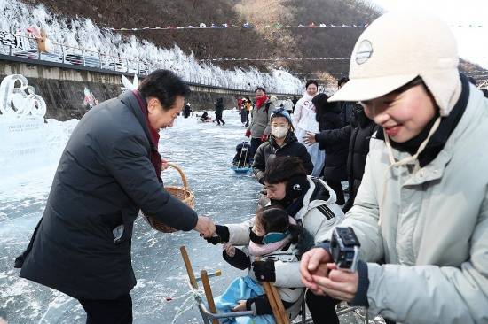 떡 나눠주는 권기창 안동시장(안동시 제공)