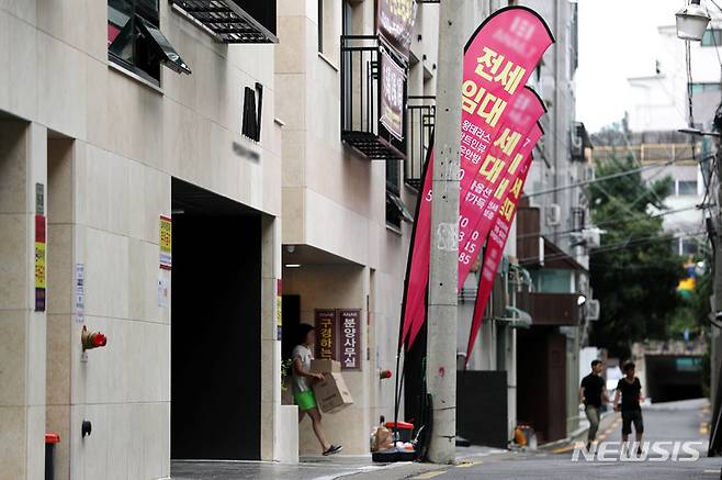 [서울=뉴시스] 백동현 기자 = 서울 강서구 한 신축 빌라 모습. 2022.08.23. livertrent@newsis.com