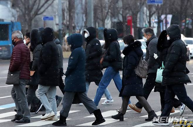 [서울=뉴시스] 조수정 기자 = 지난 16일 오전 서울 세종로사거리에서 시민들이 눈을 맞으며 출근하고 있다. 2023.01.16. chocrystal@newsis.com