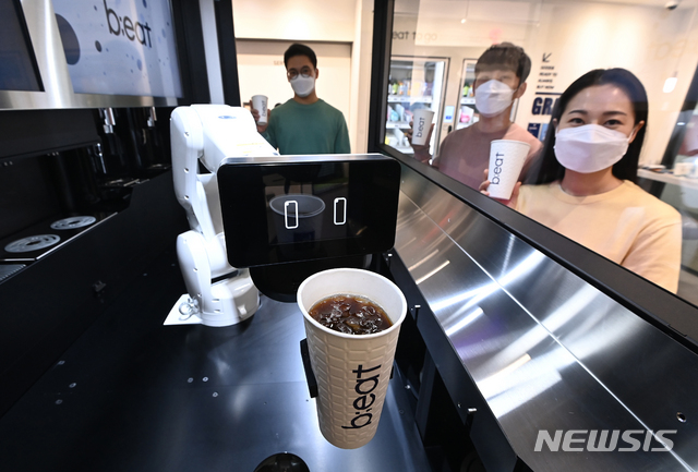 [서울=뉴시스]  3세대 커피 로봇이 적용된 무인 매장 플랫폼 비트박스(b;eat box). (사진=뉴시스 DB). photo@newsis.com