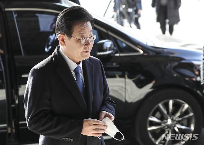 [서울=뉴시스] 김근수 기자 = 이재명 더불어민주당 대표가 28일 오전 서울 서초구 서울중앙지검에 출석하고 있다. 2023.01.28. ks@newsis.com