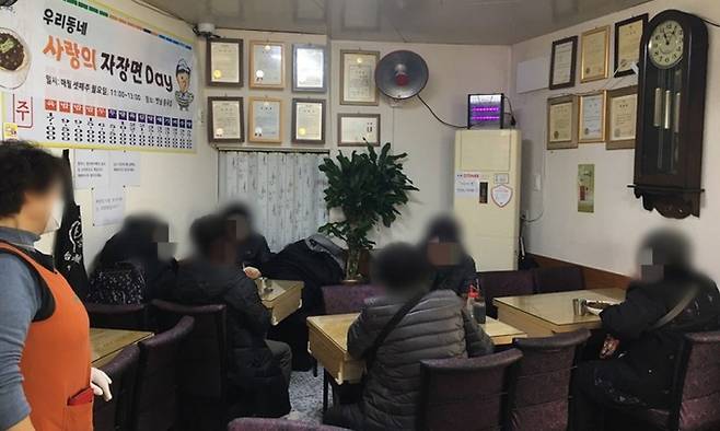 지난 16일 서울 성북구 성북로8길에 위치한 ‘옛날 중국집’에서 진행된 짜장면 나눔 봉사 모습. 서울 성북구 성북동주민센터 제공