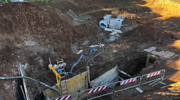 고대 로마시대에 지작된 것으로 보이는 헤라클레스 대리석 조각상이 발굴된 이탈리아 로마의 하수도 공사 현장. 2023.1.27 아피아 안티카 고고학 공원 페이스북 캡처