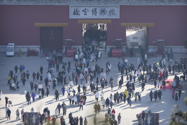 베이징 고궁(자금성) 방문객들이 25일 출구를 걸어 나오고 있다. AP연합뉴스.