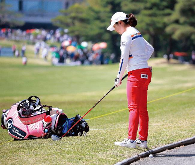 KLPGA투어 대회에서 서연정이 카트 도로에 떨어진 공을 구제받고 있다. [박태성 작가 제공]