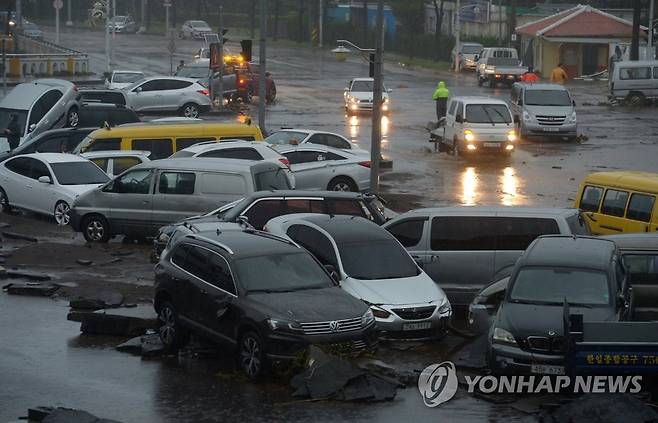2016년 태풍 차바 당시 제주시 한천 하류 차량이 뒤엉킨 모습 [연합뉴스 자료사진]