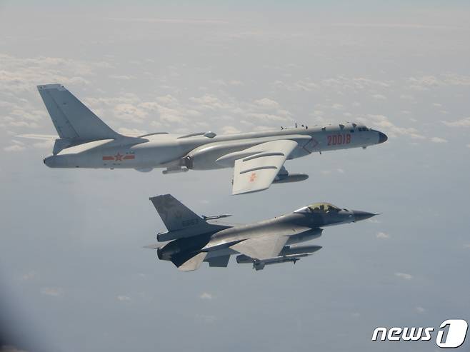 중국 인민해방군 H-6 대형 폭격기와 대만 공군 F-16 전투기 2020.02.10 ⓒ 로이터=뉴스1 ⓒ News1 정윤미 기자