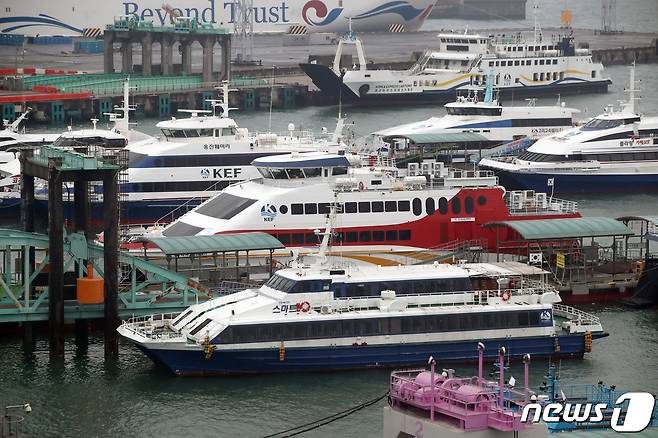 인천 연안여객터미널에 여객선들이 정박해 있다. (자료사진)뉴스1 ⓒ News1 구윤성 기자