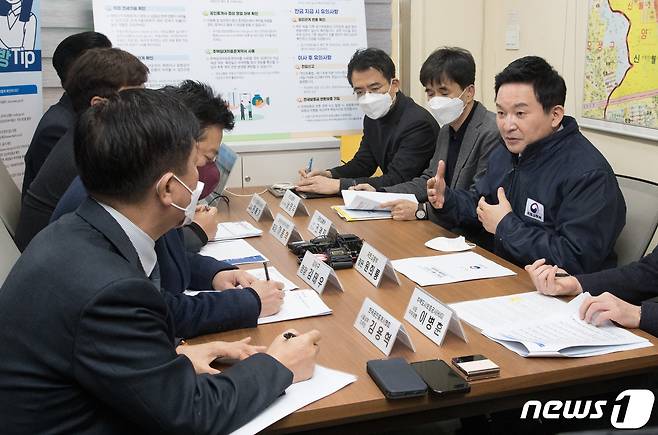 원희룡 국토교통부 장관이 29일 오전 서울 강서구 한 공인중개사무소에서 빌라왕 전세사기 사건 등과 관련해 김태우 강서구청장 및 한국공인중개사협회 관계자들을 만나 대화를 나누고 있다. (공동취재) 2023.1.29/뉴스1 ⓒ News1 송원영 기자