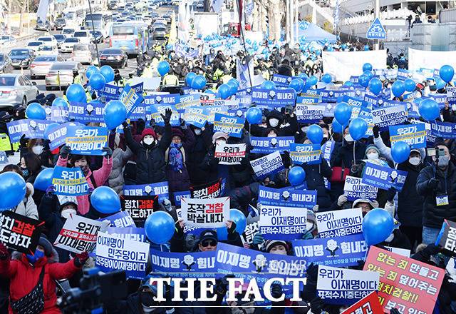 사진은 28일 이재명 더불어민주당 대표가 서울중앙지방검찰청에 출석한 가운데, 서울 서초구 서울중앙지방검찰청 앞에서 이 대표의 지지자들이 피켓을 들고 있는 모습이다. /박헌욱 기자