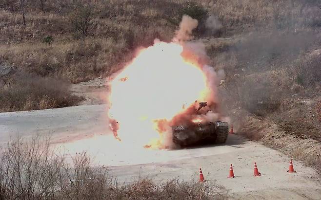 국산 공대지 대전차 미사일 '천검'이 표적인 M48 전차에 명중해 폭발하고 있다. /방위사업청 영상 캡처
