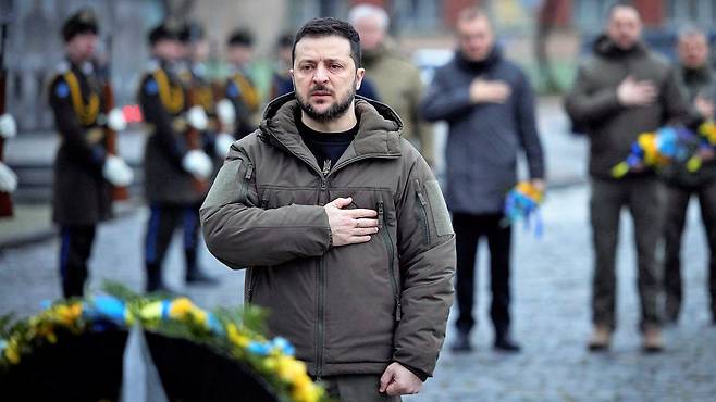 볼로디미르 젤렌스키 우크라이나 대통령이 지난 1월 11일(현지시간) 서부 르비우에 있는 전사자 추모비에서 참배하고 있다./AP 연합뉴스