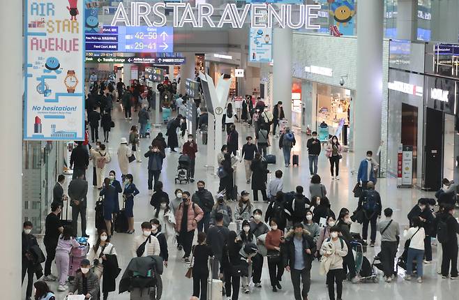 설 연휴를 앞둔 지난 19일 인천국제공항 제1여객터미널 면세점이 출국하려는 이용객들로 북적이고 있다./뉴스1