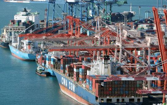 지난해 미국 경제는 견고한 성장세를 유지했지만 한국 경제는 10분기만에 마이너스로 하락했다. 연합뉴스