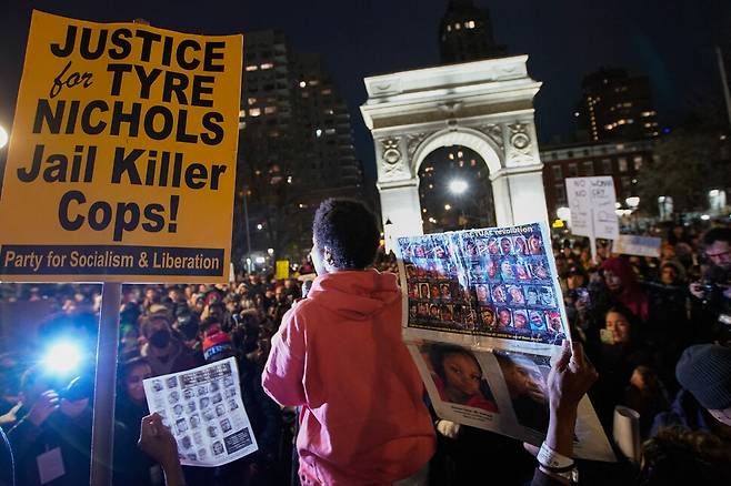 타이어 니컬스 사망사건에 항의하는 시위가 28일(현지시각) 미국 뉴욕의 워싱턴 스퀘어 공원에서 열리고 있다. 뉴욕/AFP 연합뉴스