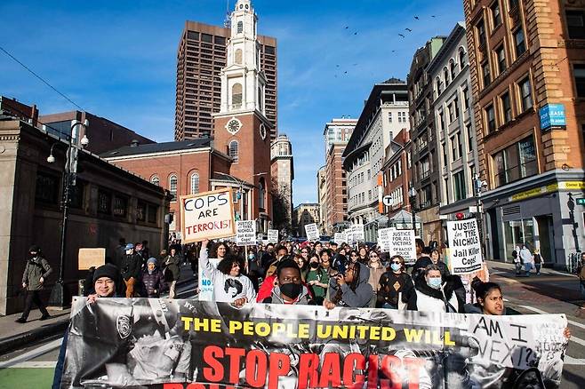 교통 단속 중 경찰 5명에게 집단구타를 당한 뒤 숨진 흑인 청년 타이어 니컬스 사건에 대한 항의시위가 28일(현지시각) 미국 매사추세츠 보스턴에서 열리고 있다. 보스턴/AFP 연합뉴스