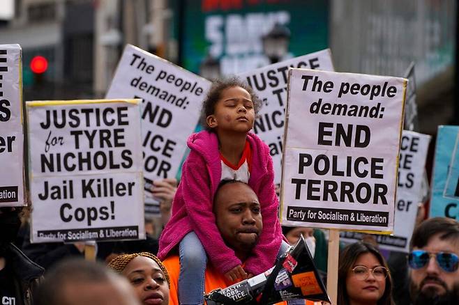 교통 단속 중 경찰 5명에게 집단구타를 당한 뒤 숨진 흑인 청년 타이어 니컬스 사건에 대한 항의시위가 28일(현지시각) 미국 애틀랜타 조지아에서 열리고 있다. 조지아/AFP 연합뉴스