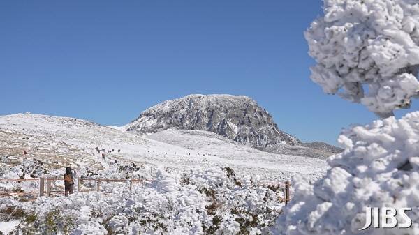 눈이 내린 겨울 한라산