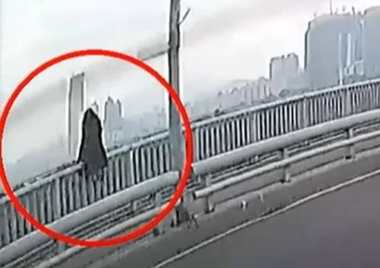 지난해 11월 12일 서강대교 난간에 앉아있는 20대 여성 B씨의 모습. 사진 유튜브 채널 '한문철 TV' 캡처