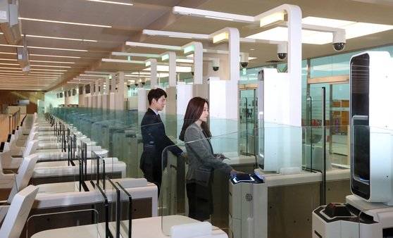 2017년 인천공항 제2여객터미널에서 12일 오전 관계자들이 자동출입국심사 시스템을 시연하고 있다. 우상조 기자