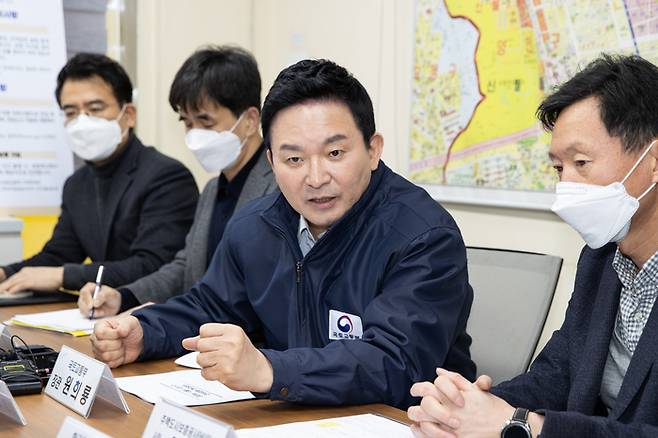 원희룡 국토교통부 장관이 29일 서울 강서구 화곡동의 한 공인중개사 사무실을 찾아 전세사기 관련 대책을 논의하고 있다. 국토부 제공