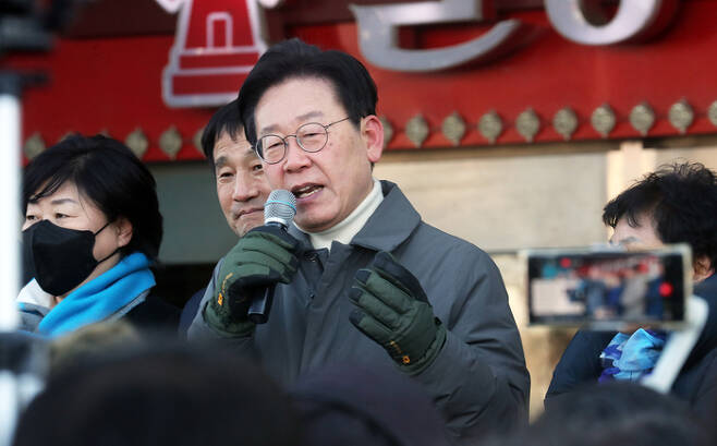 이재명 더불어민주당 대표가 지난 27일 전북 군산시 공설시장에서 연설하고 있다. 연합뉴스