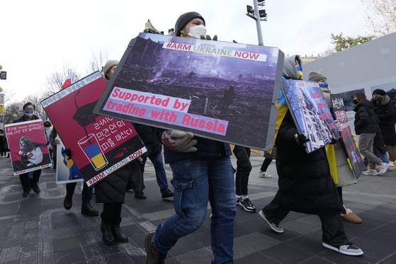 Protesters in South Korea march during a rally against Russia's invasion of Ukraine near the Russian Embassy in central Seoul Sunday. [AP/YONHAP]