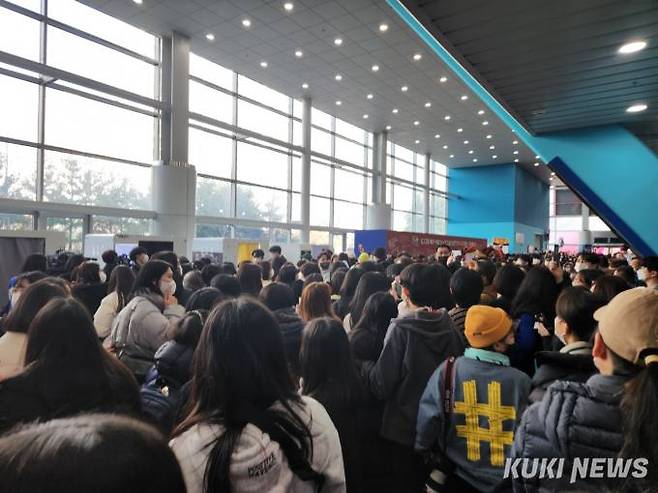 체육관 내부에 설치된 포토 부스를 기다리고 있는 팬들.&nbsp; &nbsp;사진=김찬홍 기자