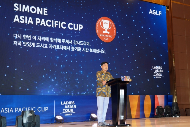 지난 8월에 인도네시아 자카르타에서 열렸던 AGLF대회 시몬느 아시아퍼시픽컵 시상식에서 김정태 회장이 환영사를 하고 있다. AGLF