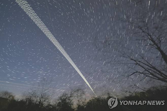 스타링크X 인공위성의 운항 궤적. [사진 출처 = 연합뉴스]