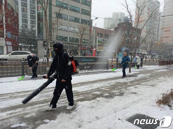 (서울=뉴스1) = 제설대책 비상근무에 나선 서울 서대문구 직원들이 15일 오후 남가좌동의 보도에서 제설 작업을 펼치고 있다.  이날 구 직원 270여 명이 관내 전역으로 흩어져 관할 동주민센터 직원들과 함께 제설 작업을 실시했다. (서대문구청 제공) 2022.12.15/뉴스1  Copyright (C) 뉴스1. All rights reserved. 무단 전재 및 재배포 금지.