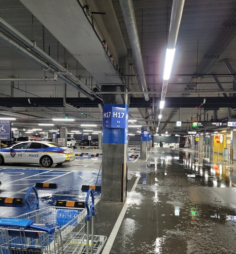 28일 경기 광명시 이케아 광명점 천장 누수로 인해 주차장까지 물이 흘러나와 있다. 연합뉴스
