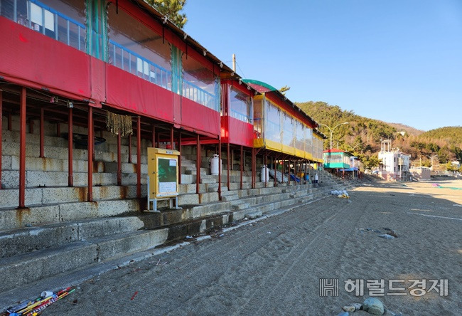 여수 만성리 해수욕장 모래밭 계단에 불법 평상과 천막이 설치돼 붕괴 위험이 있음에도 시청에서는 불법 건축물 단속을 않고 있다. [마을주민 제공]