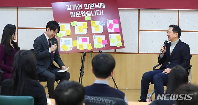 [서울=뉴시스] 추상철 기자 = 국민의힘 당권주자인 김기현 의원이 29일 오전 서울 여의도 국회에서 열린 '청년 Y.P.T 발대식'에 참석해 사회자의 질문에 답변하고 있다. 2023.01.29. scchoo@newsis.com
