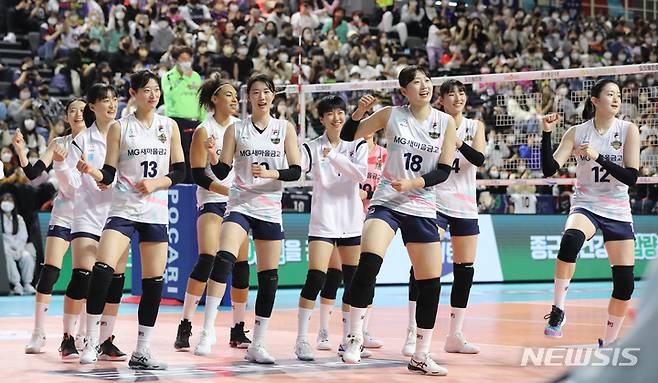 [인천=뉴시스] 김금보 기자 = 29일 오후 인천 삼산월드체육관에서 열린 도드람 2022~2023 V-리그 올스타전 경기, 선수들이 팬들을 위해 단체공연을 하고 있다. 2023.01.29. kgb@newsis.com